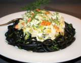 Linguini al nero di seppia aux saint jacques et fondue de poireaux