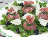 Aumônières de Jambon de Bayonne aux poires et pur brebis des Pyrénées, vinaigrette de mûres.