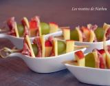 Brochettes de fruits, fromage et salami