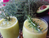 Smoothie avocat-concombre au romarin