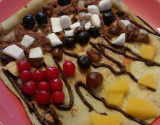 Crêpe fourrée aux fruits secs et nappée de chocolat fondu