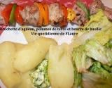 Brochettes d'agneau, pommes de terre et beurre de basilic