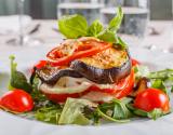 Aubergine en millefeuille à la mozzarella aux tomates et à l'origan