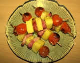 Brochettes d'ananas, tomates et lard fumé