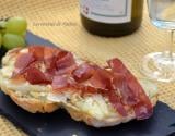 Bruschetta au Reblochon, huile citronnée, noix et jambon