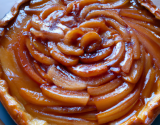 Tarte Tatin à notre façon, aux pommes et poires des vergers d'Ile-de-France au caramel miellé du Gâtinais