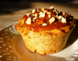 Cupcakes poires cannelle, glaçage caramel et éclats de noisettes