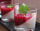 Panna cotta à la vanille et sa compotée de fruits rouges