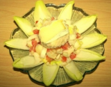 Salade classique d'endives, noix et camembert