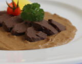 Filet d'autruche au cacao, purée oubliée