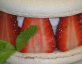 Macarons à l"amande fourrés aux fraises du Périgord