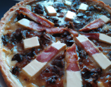 Tarte aux lardons, pruneaux et roquefort