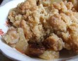 Crumble aux pommes, raisins et noisettes