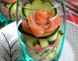 Verrine de saumon fumé, fromage sur dés de concombre