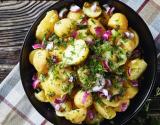 Salade de pommes de terre primeur aux oignons rouges, câpres et herbes fraîches