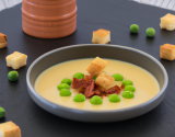 Velouté de petits pois, royale de lard fumé et biscuit croquant au piment d'espelette