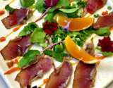 Carpaccio de canard, vinaigrette d'agrume, mesclun de salade au basilic