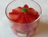 Panna cotta à la purée de fraises et citron vert, gelée de basilic