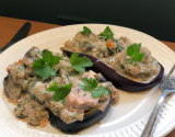 Poêlée d'aubergines au thon et au persil, sauce roquefort