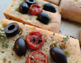 Pain aux tomates séchées, olives noires et origan