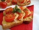 Tartines au thon, tomates cerises et basilic