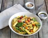 Salade de penne rigate sans gluten aux légumes et curry