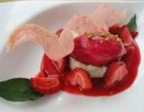 Duo de fraises : Blesotto vanille et fraises, sorbet fraises et hibiscus