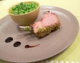 Carré d'agneau en croûte de pistaches vertes, duo de fèves et petits pois au citron confit