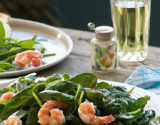 Salade d'épinards crus aux crevettes