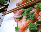 Saumon façon sashimis mariné au citron, yuzu, menthe et ane