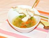 Soupe laitue, carottes et brochettes de poissons