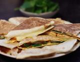Quesadillas aux pousses d’épinard, poulet et fromage à raclette