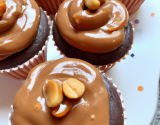 Cupcakes au chocolat, glaçage au beurre de cacahuètes