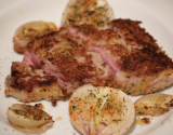 Steaks d'agneau du Connemara panés à la moutarde et aux 9 herbes, compotée d'échalotes et d'oignons