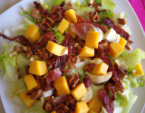 Salade lardons, noix, mangue fraîche