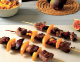 Brochettes de magret de canard, maïs, abricots et figues