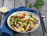 Salade de fusilli façon BLT aux tomates et bacon grillé,