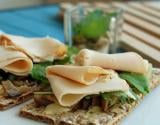 Crackers de cœur de poulet aux pleurotes, roquette et moutarde à l'ancienne