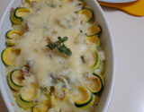 Gratin de courgettes classique servi avec du riz