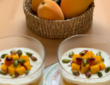 Tiramisu mangue agrémenté de kakis et pistaches torréfiées