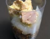 Verrine chic : crumble de noisettes, compotée de poires et dés de foie gras