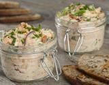 Rillettes de saumon aux oignons nouveaux, tomates et ciboulette