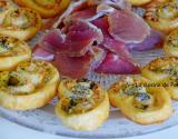 Palmier au chèvre et basilic garni de graines de pavot