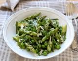 Salade de légumes primeur au parmesan et aux herbes fraiches