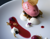 Pétales de cassis, glace au pain d'épices, coulis de vin rouge