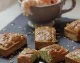 Cake mozza-petits pois, graines de fenouil et crevettes marinées