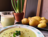 Velouté de pommes de terre à la sauce verte maison