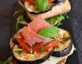 Bruschettas aubergine et tomate, pesto rouge et huile au basilic