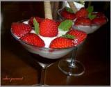 Dessert aux fraises et chocolat blanc sur lit de cassis