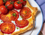 Tarte feuilletée tomates et roquefort